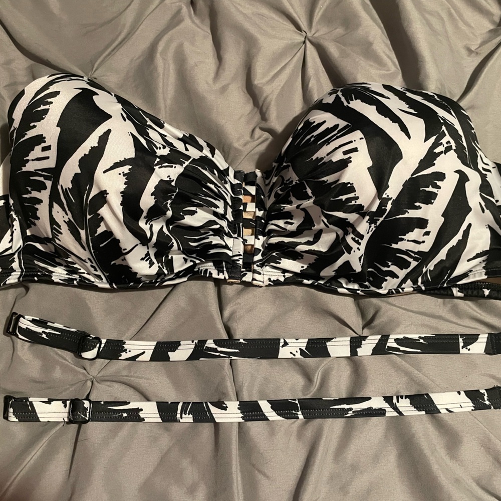Cacique swim black & white bikini top. Size 46D.